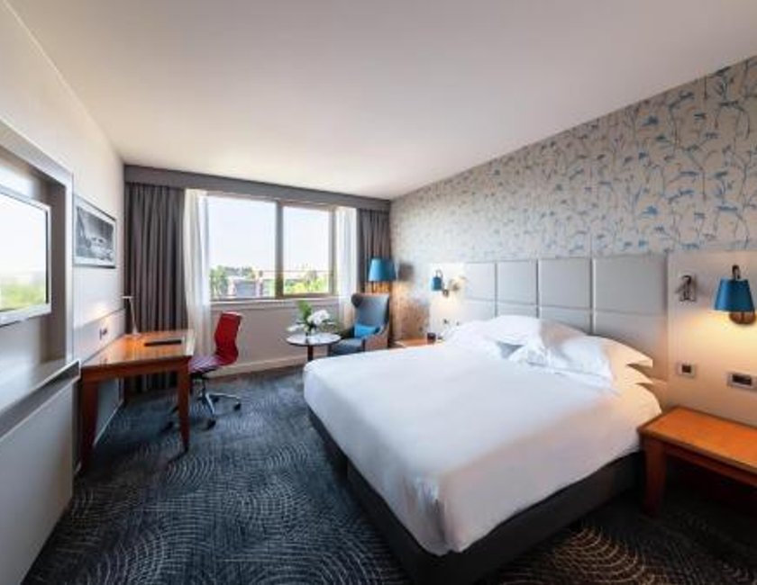 Habitación Executive con cama extragrande del hotel Hilton Strasbourg. Foto 1