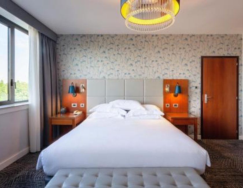 Habitación Deluxe con cama extragrande y sofá cama del hotel Hilton Strasbourg