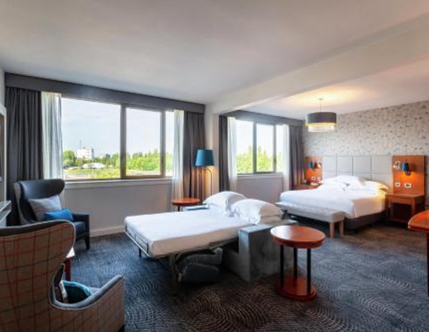 Habitación Deluxe con cama extragrande y sofá cama del hotel Hilton Strasbourg. Foto 1