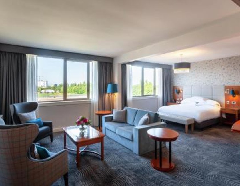 Habitación Deluxe con cama extragrande y sofá cama del hotel Hilton Strasbourg. Foto 3