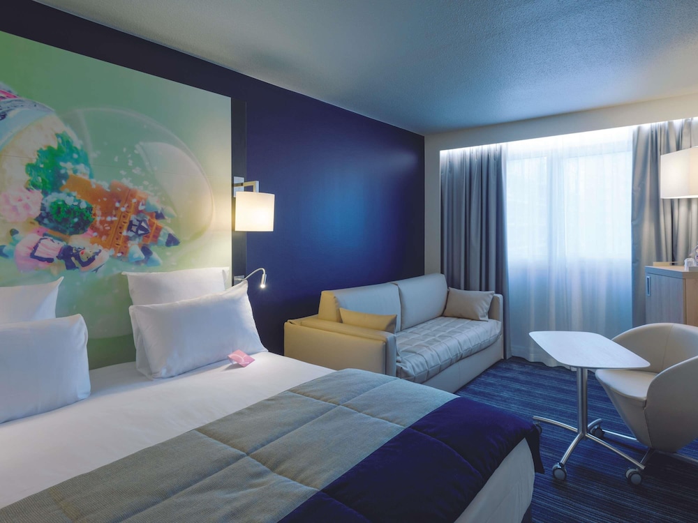Habitación Standard con una cama doble y un sofá cama doble del hotel Mercure Toulouse Centre Saint-georges