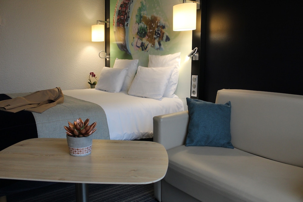 Habitación Standard con una cama doble y un sofá cama doble del hotel Mercure Toulouse Centre Saint-georges. Foto 1