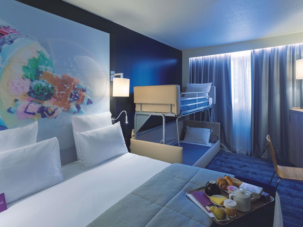 Habitación Standard con una cama doble y un sofá cama doble del hotel Mercure Toulouse Centre Saint-georges. Foto 5