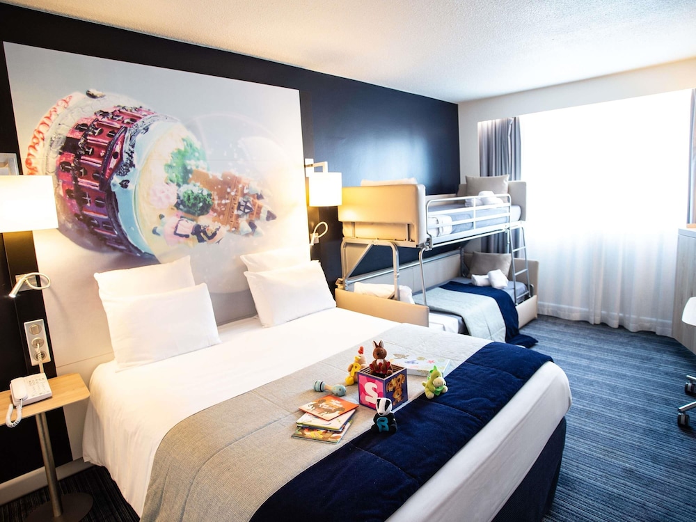Habitación Standard con una cama doble y un sofá cama doble del hotel Mercure Toulouse Centre Saint-georges. Foto 6