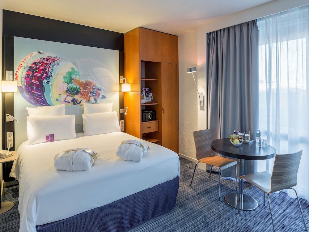Habitación Privilege con terraza y una cama doble del hotel Mercure Toulouse Centre Saint-georges