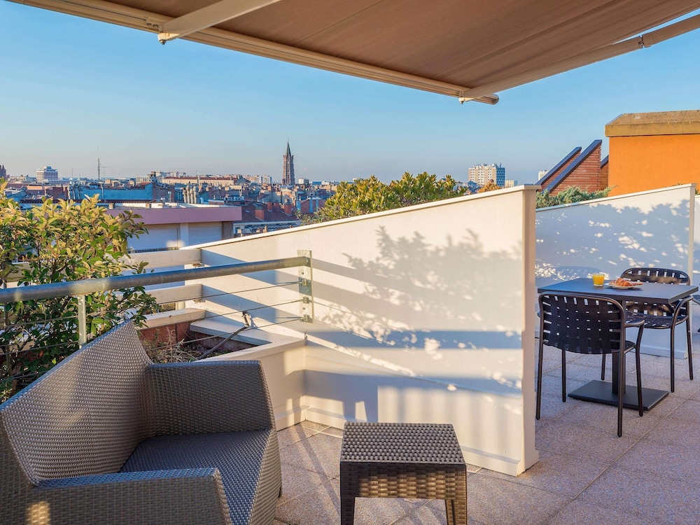 Habitación Privilege con terraza y una cama doble del hotel Mercure Toulouse Centre Saint-georges. Foto 1