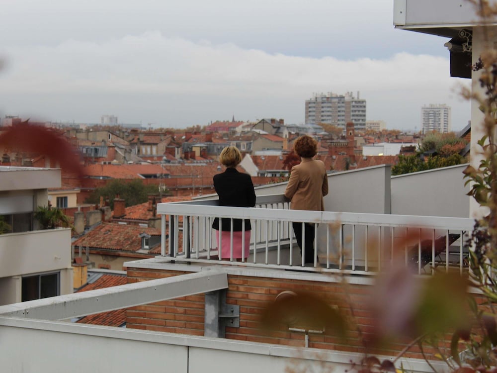 Habitación Privilege con terraza y una cama doble del hotel Mercure Toulouse Centre Saint-georges. Foto 4