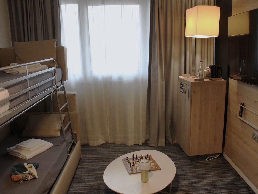 Apartamento Privilege con una cama doble y un sofá cama doble del hotel Mercure Toulouse Centre Saint-georges. Foto 4
