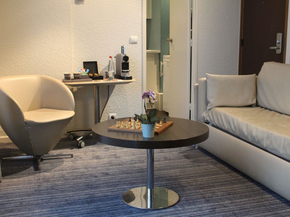 Apartamento Privilege con una cama doble y un sofá cama doble del hotel Mercure Toulouse Centre Saint-georges. Foto 7