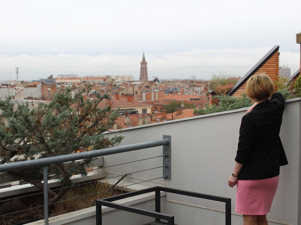 Habitación Privilege con terraza y una cama doble del hotel Mercure Toulouse Centre Saint-georges. Foto 7