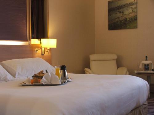 Habitación con cama extragrande. del hotel Plaza Hotel Capitole Toulouse