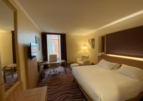 Habitación con cama extragrande. del hotel Plaza Hotel Capitole Toulouse. Foto 1