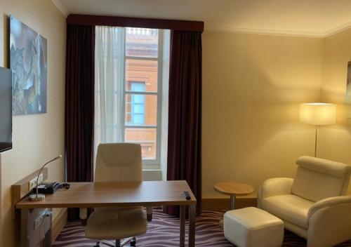 Habitación con cama extragrande. del hotel Plaza Hotel Capitole Toulouse. Foto 2