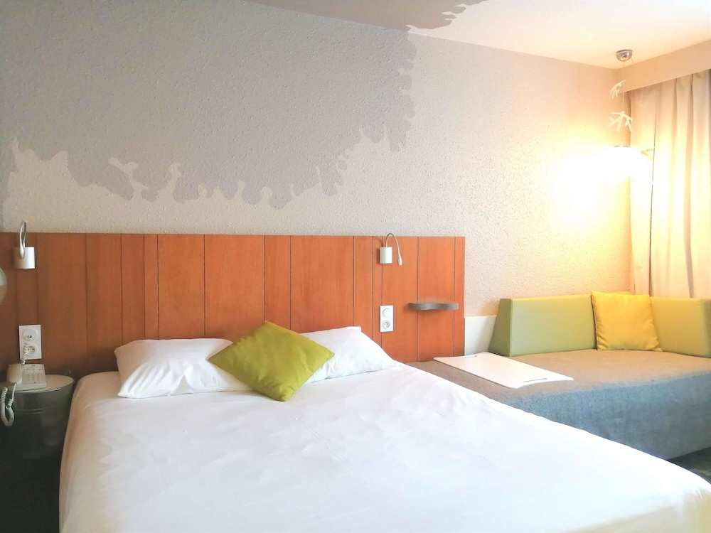 Habitación estándar con 1 cama doble y 1 cama individual del hotel Ibis Styles Tours Sud. Foto 2