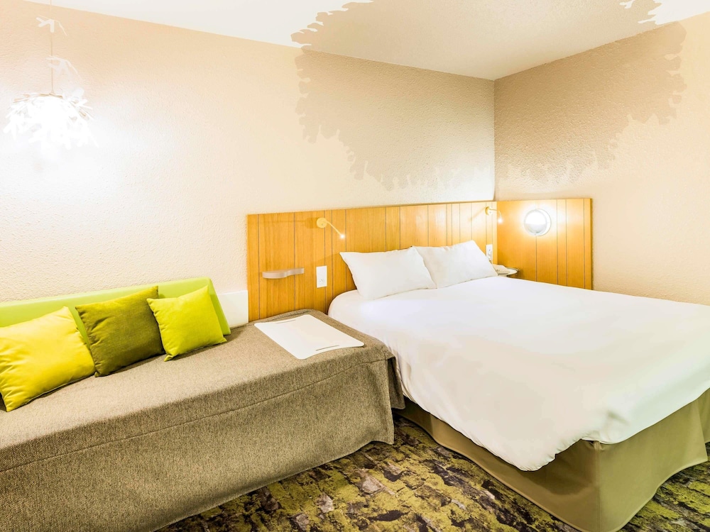 Habitación estándar con 1 cama doble y 1 cama individual del hotel Ibis Styles Tours Sud. Foto 3