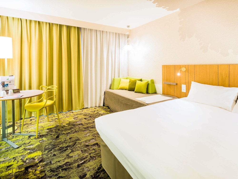 Habitación estándar con 1 cama doble y 1 cama individual del hotel Ibis Styles Tours Sud. Foto 4