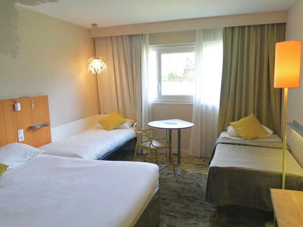 Habitación estándar con 1 cama doble y camas gemelas del hotel Ibis Styles Tours Sud