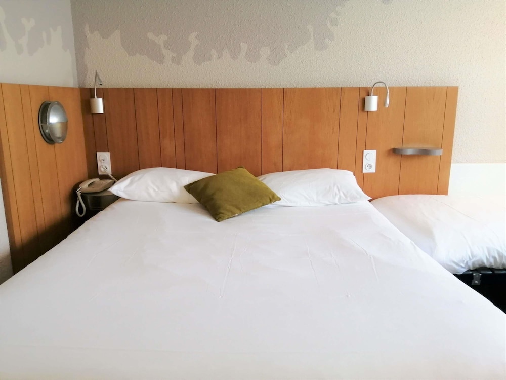 Habitación estándar con 1 cama doble y camas gemelas del hotel Ibis Styles Tours Sud. Foto 1