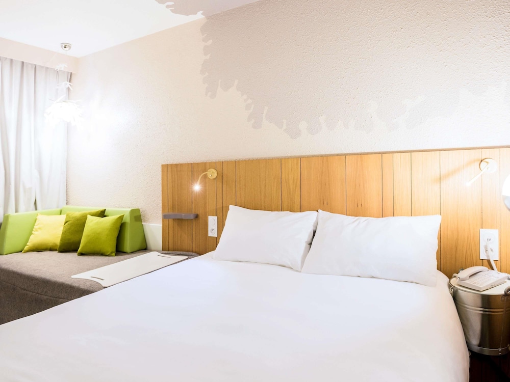 Habitación estándar con 1 cama doble y camas gemelas del hotel Ibis Styles Tours Sud. Foto 3