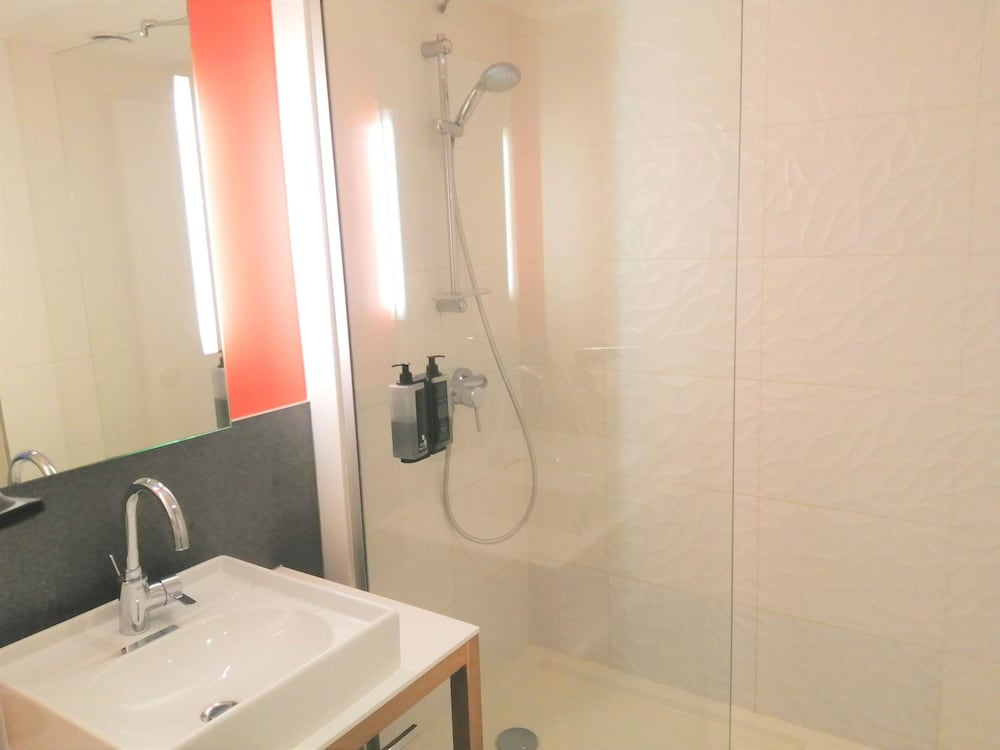 Habitación estándar con 1 cama doble y camas gemelas del hotel Ibis Styles Tours Sud. Foto 4