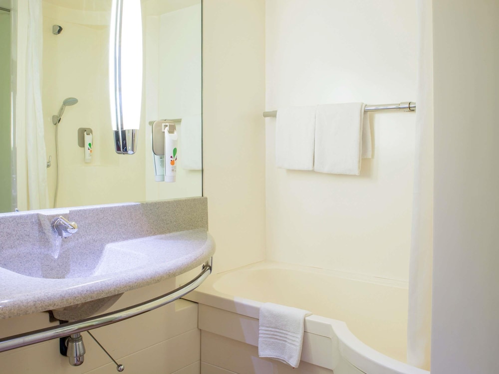 Habitación estándar con 1 cama doble y camas gemelas del hotel Ibis Styles Tours Sud. Foto 5