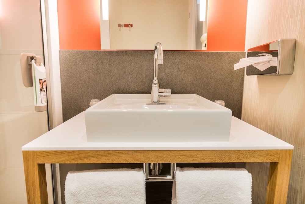 Habitación estándar con 1 cama doble y camas gemelas del hotel Ibis Styles Tours Sud. Foto 6