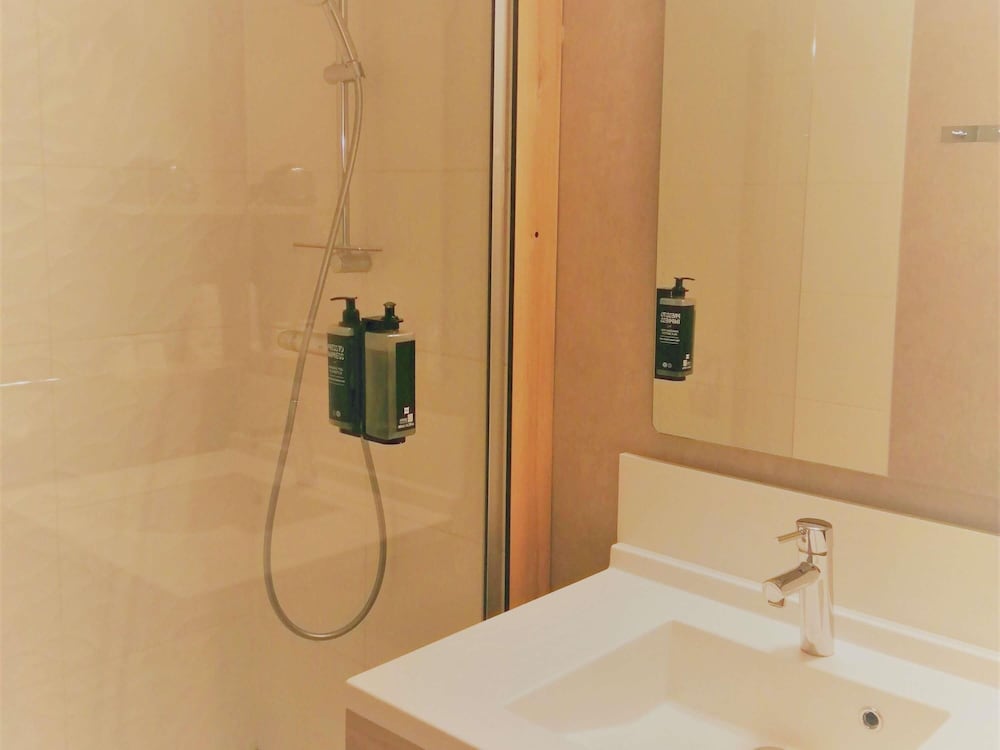 Habitación estándar con 2 camas individuales del hotel Ibis Styles Tours Sud. Foto 6