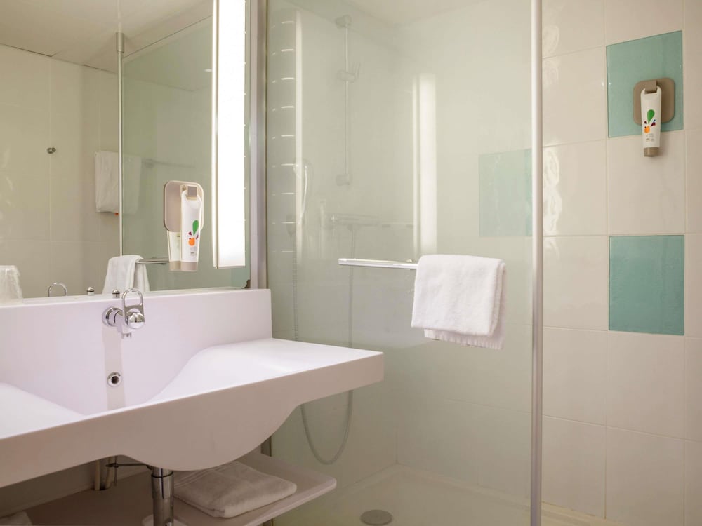Habitación estándar con 2 camas individuales del hotel Ibis Styles Tours Sud. Foto 7