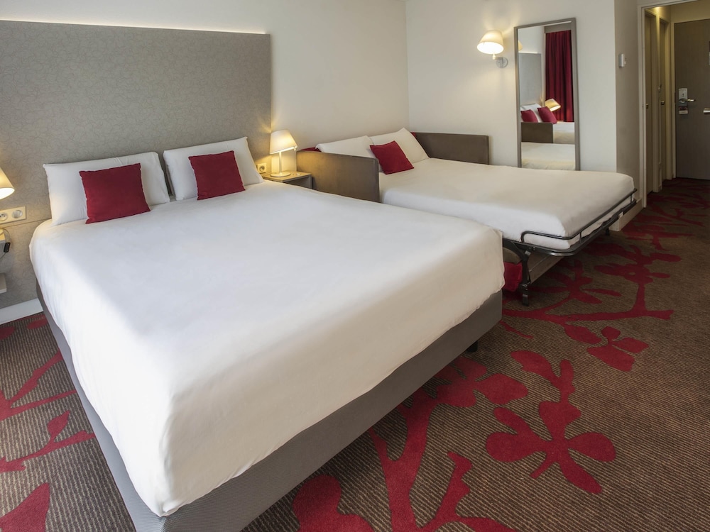Habitación clásica familiar - cama doble y sofá - cama doble del hotel Mercure Tours Nord. Foto 3