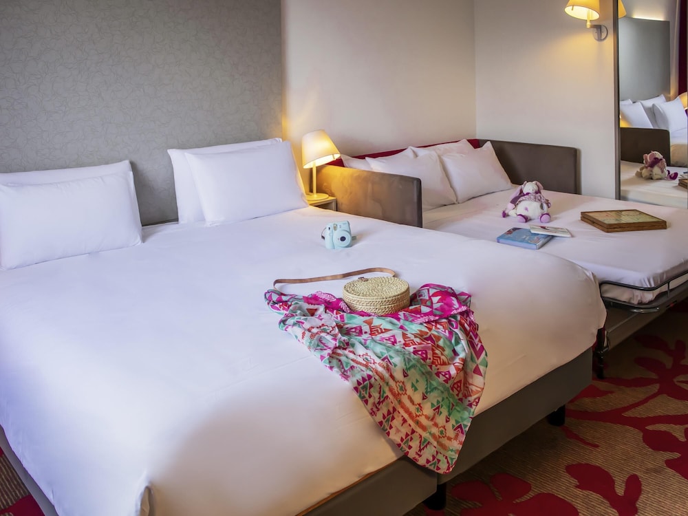 Habitación clásica familiar - cama doble y sofá - cama doble del hotel Mercure Tours Nord. Foto 4