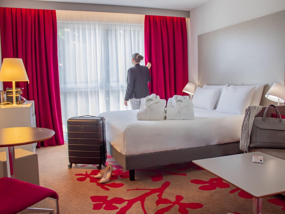 Habitación Privilege – Cama queen size y sofá - cama doble del hotel Mercure Tours Nord