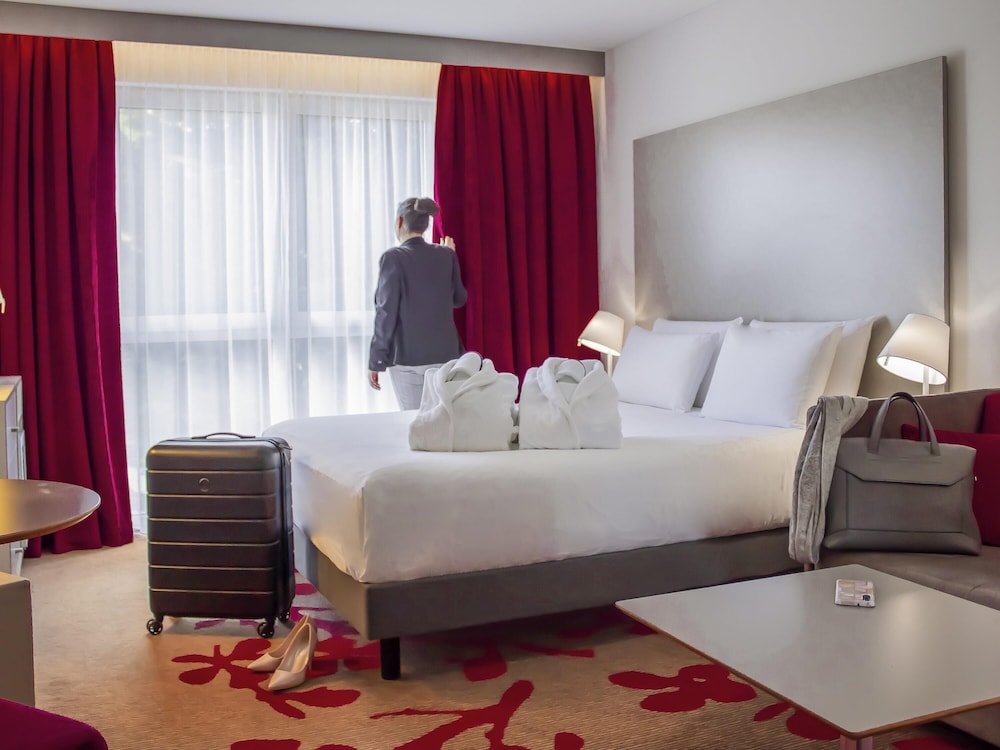 Habitación Privilege – Cama queen size y sofá - cama doble del hotel Mercure Tours Nord. Foto 3