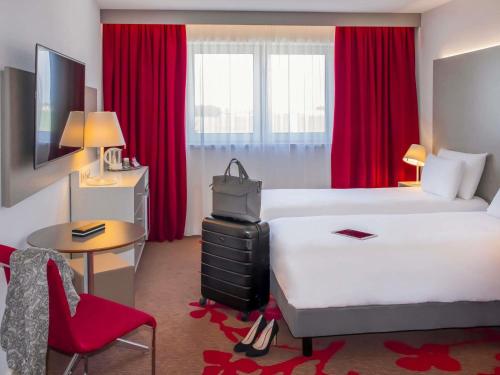 Habitación clásica con cama doble o dos camas individuales y sofá - cama individual del hotel Mercure Tours Nord