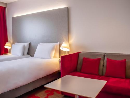 Habitación clásica con cama doble o dos camas individuales y sofá - cama individual del hotel Mercure Tours Nord. Foto 2