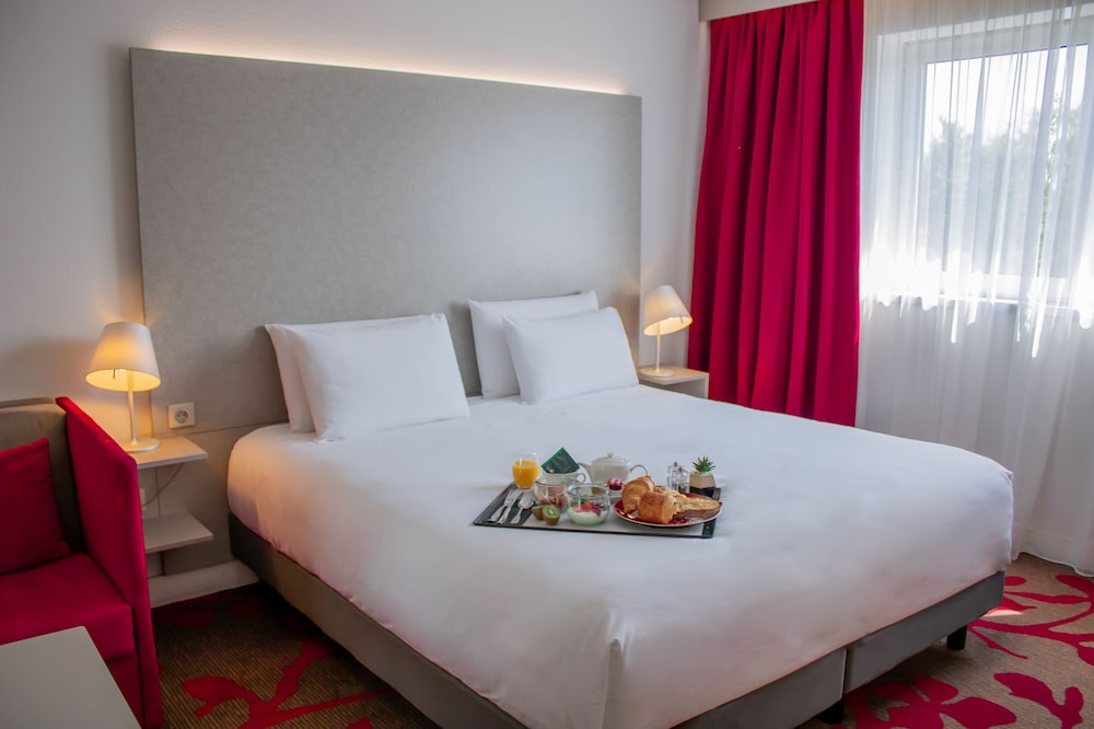Habitación Superior – Cama king size y sofá - cama individual del hotel Mercure Tours Nord. Foto 1