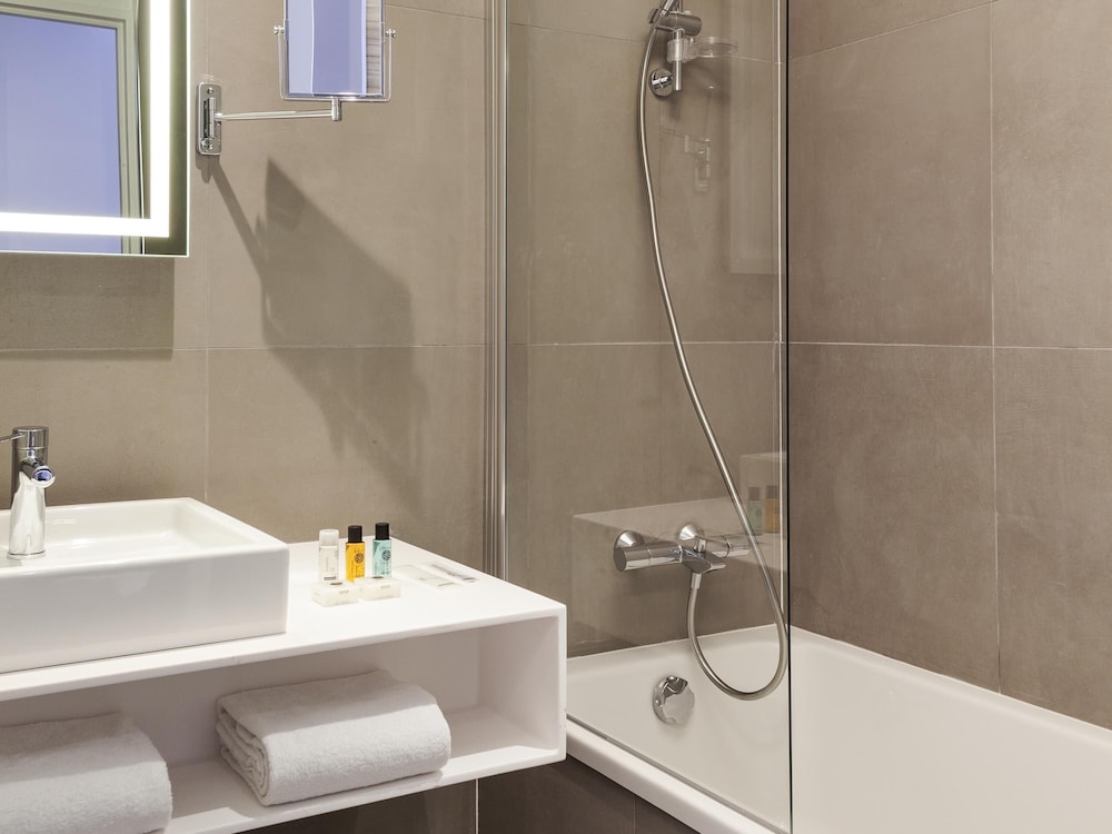 Habitación Clásica con 1 cama doble y 1 sofá - cama doble del hotel Novotel Tours Centre Gare. Foto 4