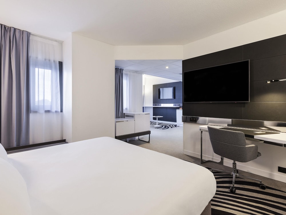 Suite con balcón y 1 cama doble del hotel Novotel Tours Centre Gare