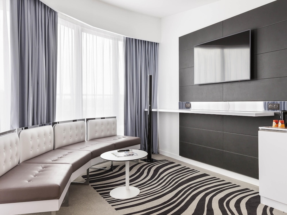 Suite con balcón y 1 cama doble del hotel Novotel Tours Centre Gare. Foto 1