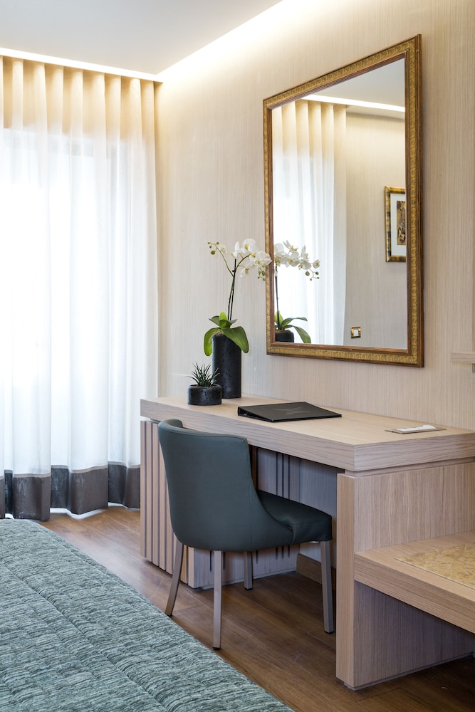 Habitación triple ejecutiva del hotel Divani Palace Acropolis. Foto 2
