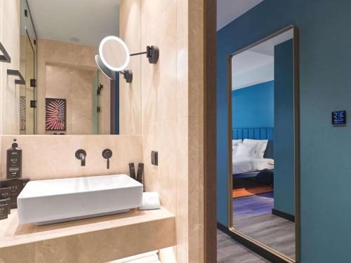 Habitación Doble Design Star del hotel NYX Esperia Palace Hotel Athens by Leonardo Hotels. Foto 1