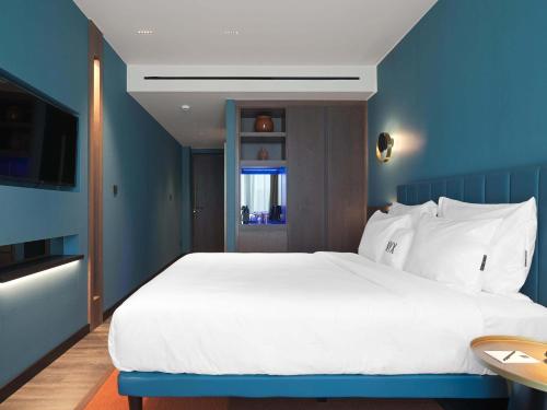 Habitación Deluxe Space del hotel NYX Esperia Palace Hotel Athens by Leonardo Hotels. Foto 1