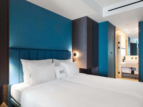 Habitación Deluxe Space del hotel NYX Esperia Palace Hotel Athens by Leonardo Hotels. Foto 3