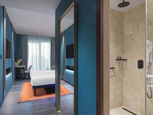 Habitación Deluxe Acrópolis con acceso al salón del hotel NYX Esperia Palace Hotel Athens by Leonardo Hotels. Foto 1