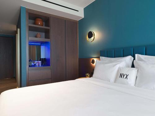 Habitación Deluxe Acrópolis con acceso al salón del hotel NYX Esperia Palace Hotel Athens by Leonardo Hotels. Foto 2