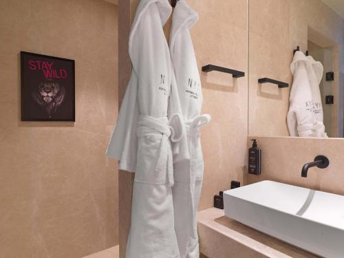 Habitación Deluxe Acrópolis con acceso al salón del hotel NYX Esperia Palace Hotel Athens by Leonardo Hotels. Foto 7