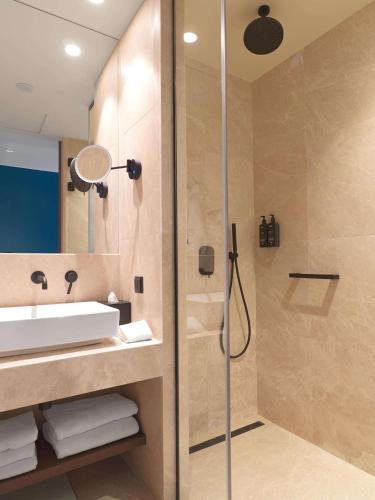Habitación Deluxe Acrópolis con acceso al salón del hotel NYX Esperia Palace Hotel Athens by Leonardo Hotels. Foto 8