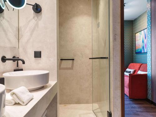 Suite NYX Executive con acceso al salón del hotel NYX Esperia Palace Hotel Athens by Leonardo Hotels. Foto 4