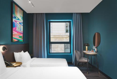 Habitación Triple Space Deluxe del hotel NYX Esperia Palace Hotel Athens by Leonardo Hotels