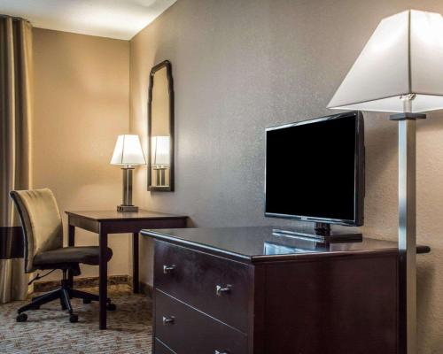 Habitación con cama extragrande y sofá cama - No fumadores del hotel Quality Inn