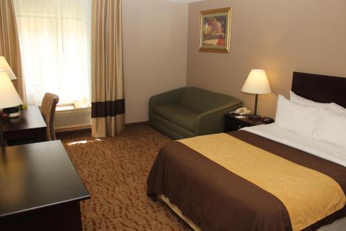 Habitación adaptada para personas con movilidad reducida - No fumadores - Cama grande del hotel Quality Inn. Foto 1